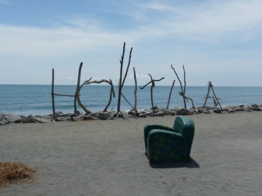 Un fauteuil perdu devant la mer - Hotikita